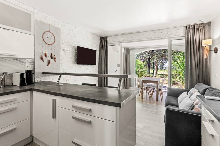 Location de vacances pour 4 personnes, avec bassin pour enfant et jacuzzi à Grimaud