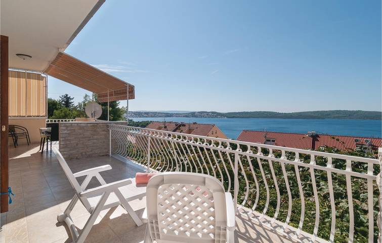 Apartamento vacacional entero, Acogedor alojamiento a 2 km de la playa: ¡wifi, aire acondicionado, aparcamiento, cocina y terraza! in Trogir, Čiovo