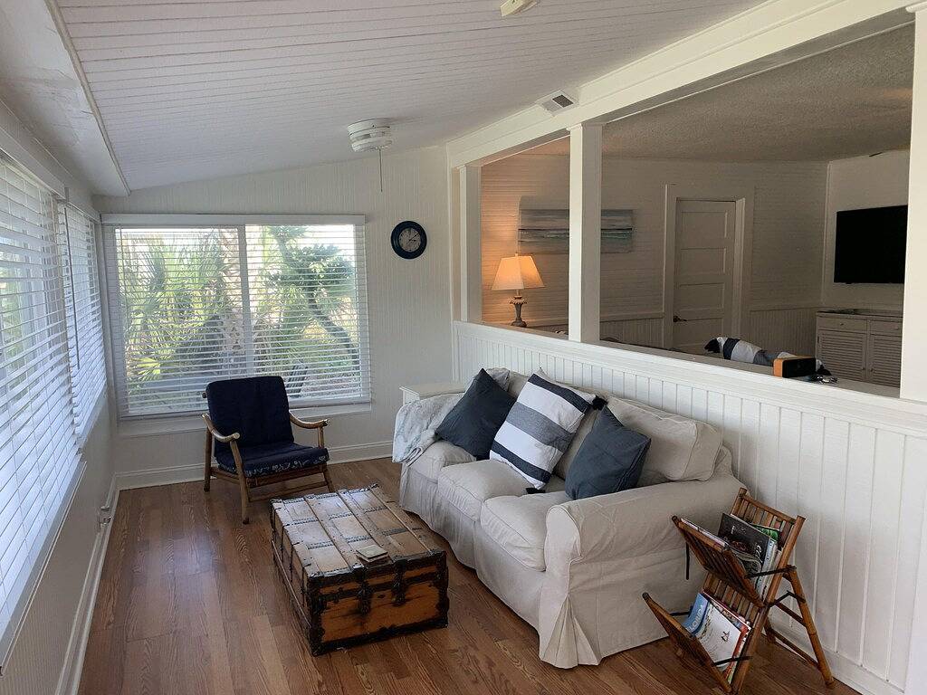 Vilano Beach Cottage, 1/2 block to Surfside Beach. Historic Capo Cottage in Vilano Beach, St. Johns County