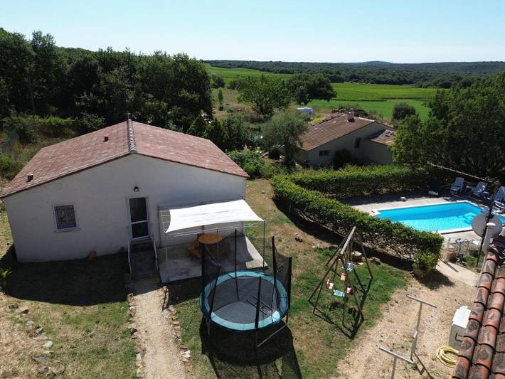 Location de vacances pour 5 personnes, avec vue ainsi que piscine et jardin à Pougnadoresse