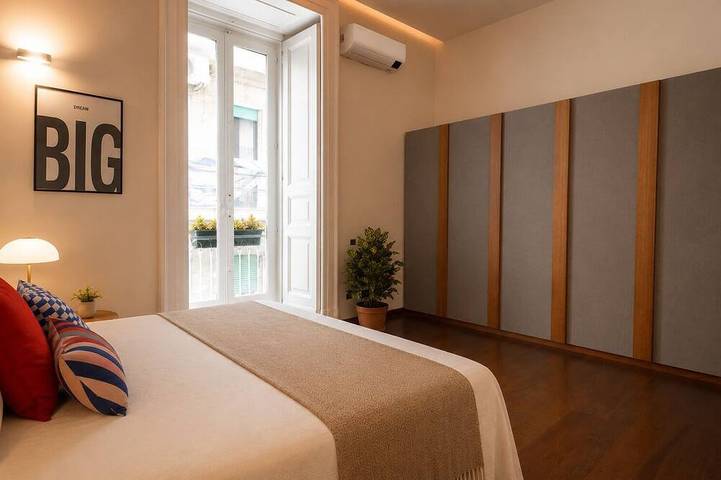 Ganze Wohnung, Elegant and bright 220 sqm renovated flat in the city center in Neapel, Neapel Provinz