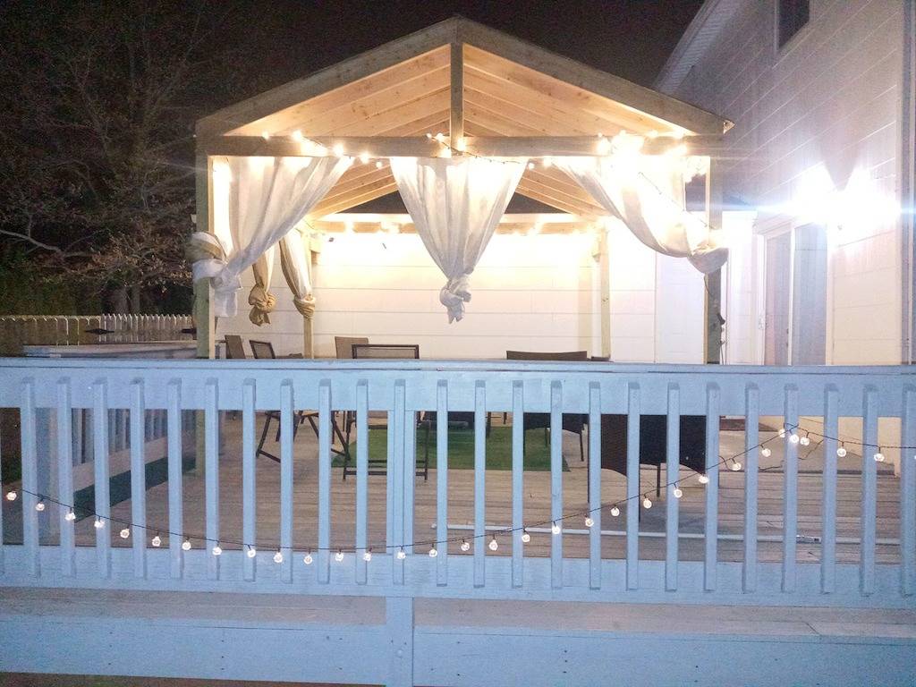 Spacious Family Retreat with Heated Pool, Hot Tub, Sauna, basketball & Golf. in Mastic, North Fork