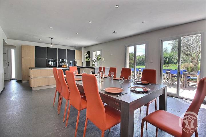 Gîte pour 8 personnes, avec jardin ainsi que terrasse et piscine, animaux acceptés à Plougrescant - 4