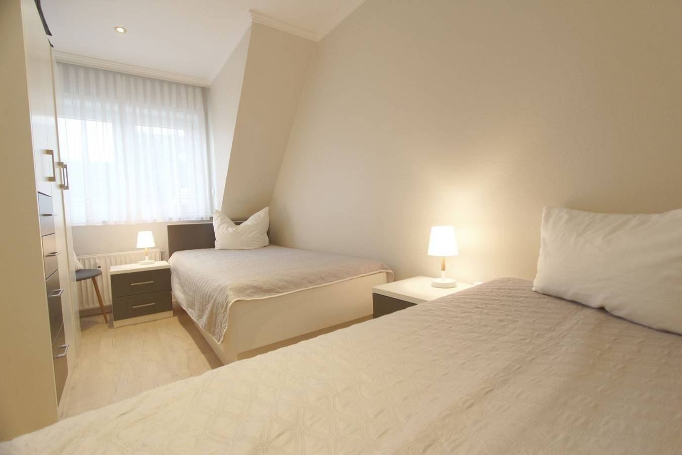 Ganze Wohnung, Schöne Drei-Zimmer Wohnung im Ober- und Dachgeschoss mit direktem Meerblick in Wenningstedt, Sylt