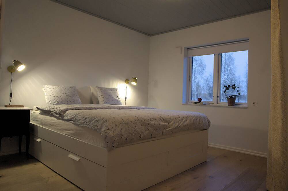 Neues, seenah gelegenes Haus in Småland – Sauna und großzügige Wohnbereiche in Jönköpings län