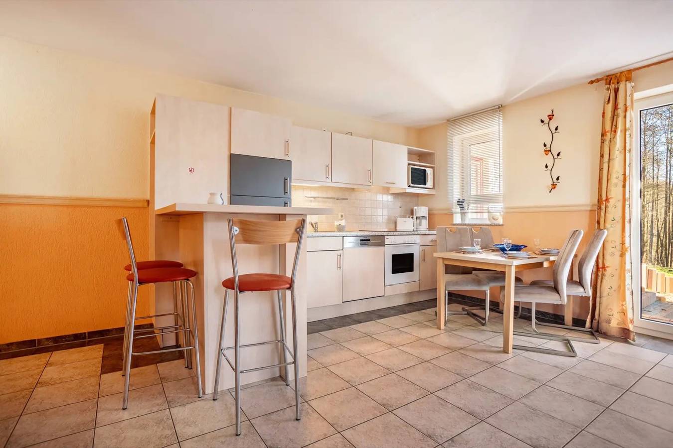 Ganze Wohnung, Ferienwohnung 'Schwalbennest' mit gemeinsamer Terrasse, gemeinsamem Garten und Wi-Fi in Buschvitz, Bergen auf Rügen und Umgebung