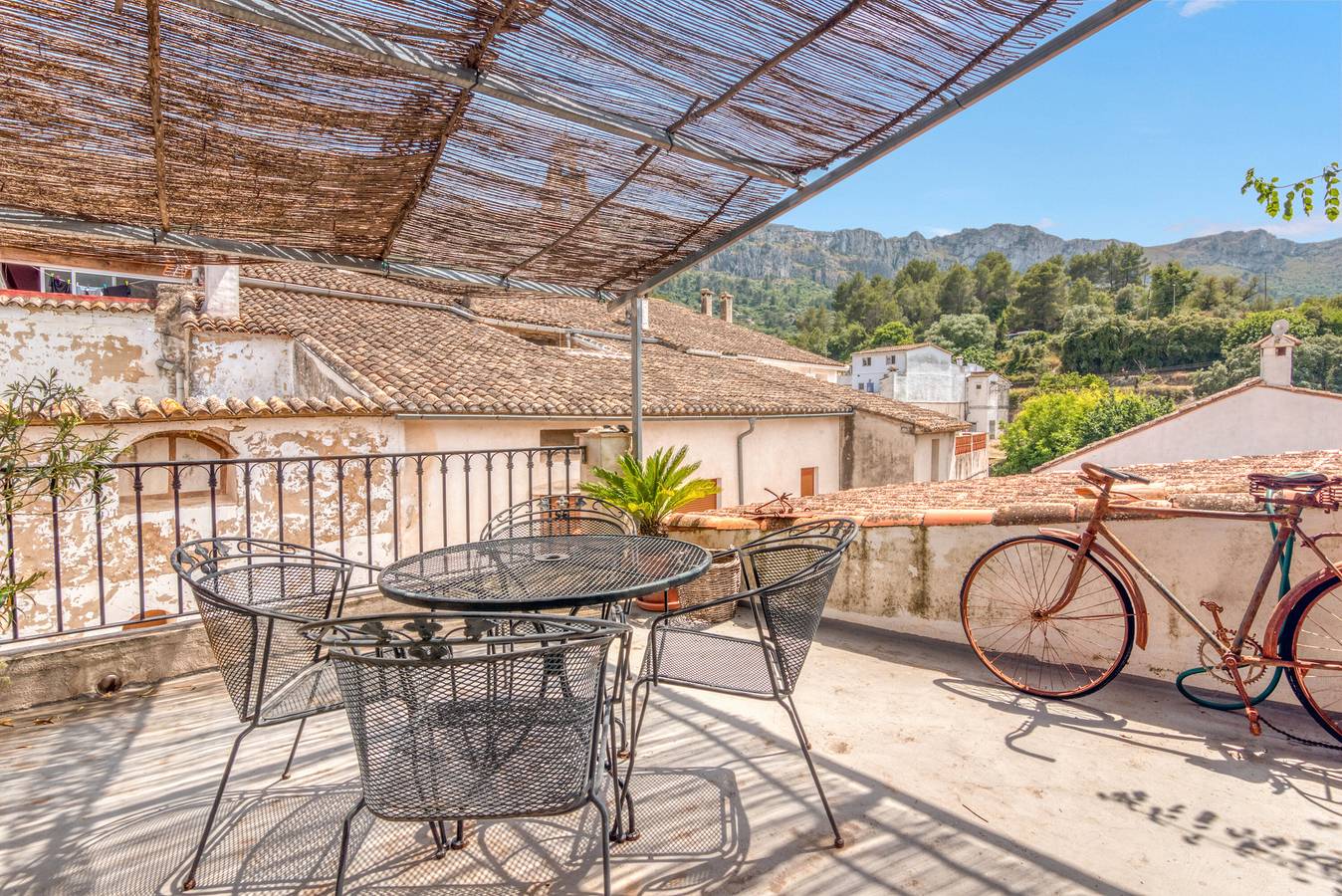 Casa de vacaciones 'Ca la Pasita 26' con piscina, vistas a la montaña y Wi-Fi in Vall de Gallinera, Interior de Alicante