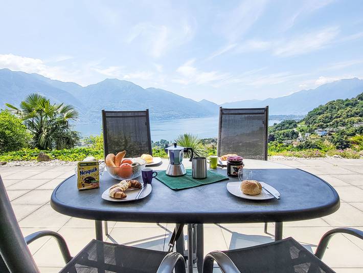 Ferienwohnung für 4 Personen, mit Terrasse und Ausblick sowie Seeblick, mit Haustier in Gordola