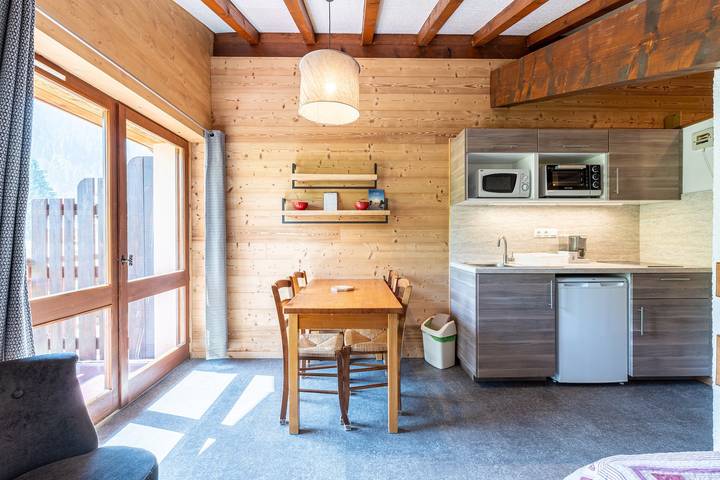 Entire studio, Studio Apartment '15 - La Marmotte' with Mountain View, Balcony and Wi-Fi in Cohennoz, Albertville region