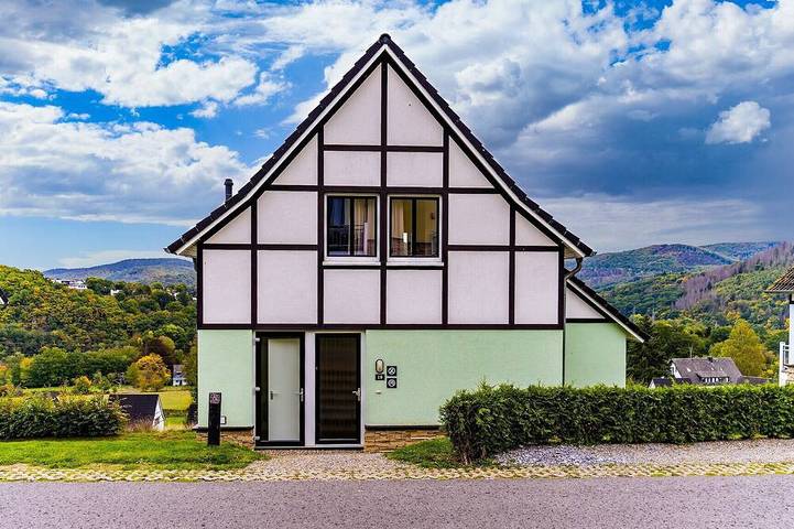 Villa für 10 Personen, mit Balkon und Whirlpool sowie Garten und Pool in Heimbach