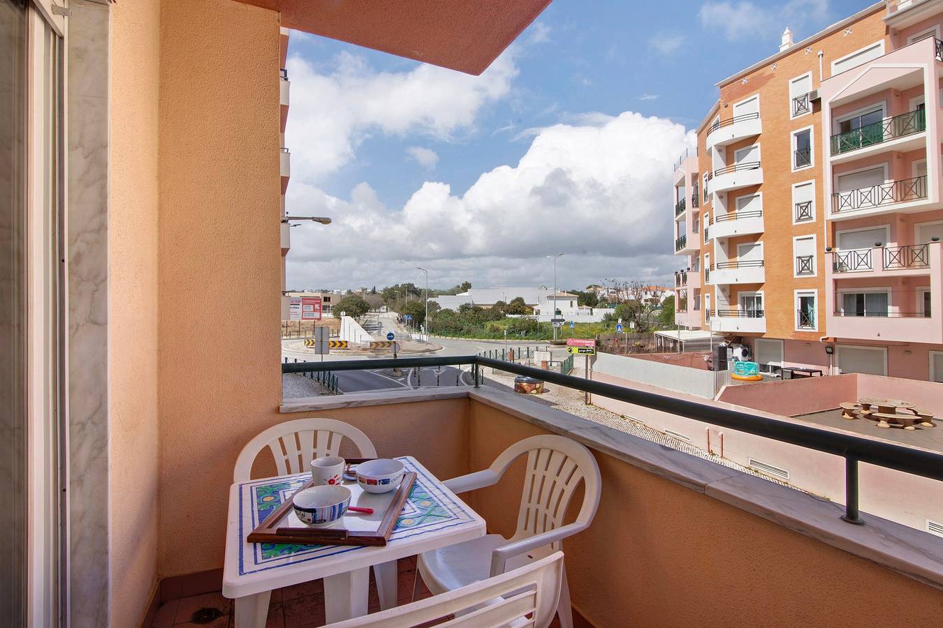 Entire apartment, Mar Salgado Beach Apartment with Shared Pool, Shared Garden and Wi-Fi in Armação de Pêra (costa), Armação de Pera