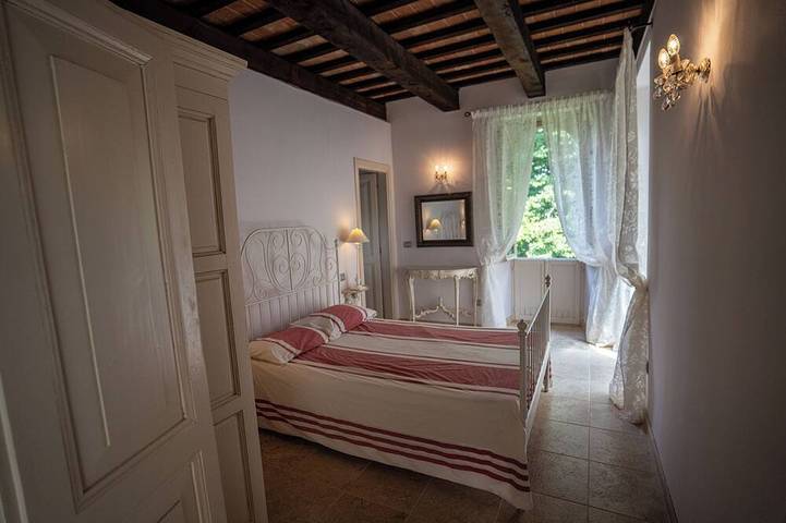 Ganze Wohnung, Cosy apartment on a tranquil estate with shared pool & mountain views in Amandola, Nationalpark Monti Sibillini