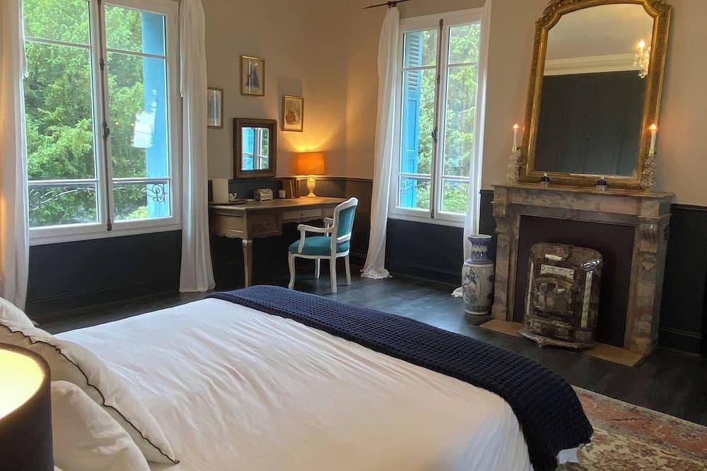 Stunning Chateau with huge Orangery perfect for big groups. in Sainte-Thérèse-des-Ponts-de-Seine, Le Havre und Umgebung