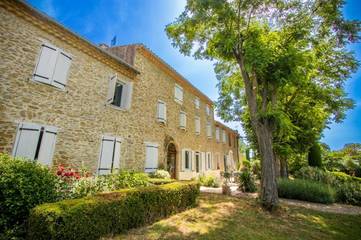 Gîte pour 8 personnes, avec vue ainsi que piscine et jardin, adapté aux familles à Limoux