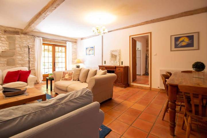 Gîte pour 6 personnes, avec Terrasse ainsi que Jardin et Piscine à Douzains