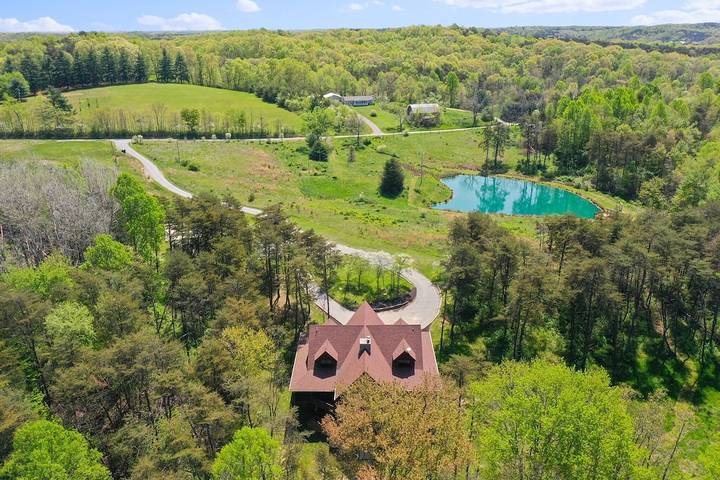 Vacation rental for 22 people, with hot tub and yard in Hocking Hills