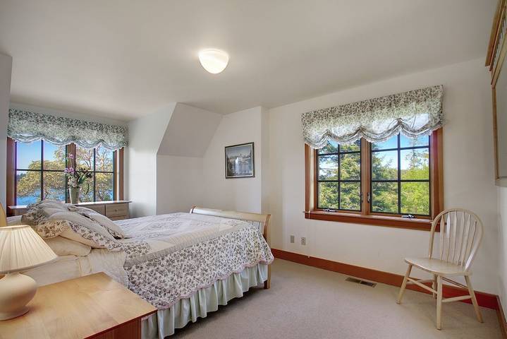 Vacation rental for 9 people, with yard and hot tub as well as terrace in San Juan Island