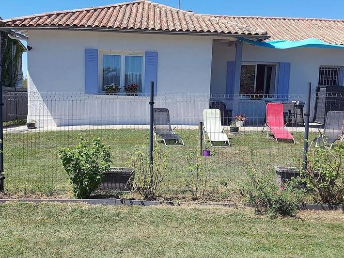 Location de vacances pour 4 personnes, avec Terrasse ainsi que Jardin et Piscine à Saint-Vincent-Jalmoutiers