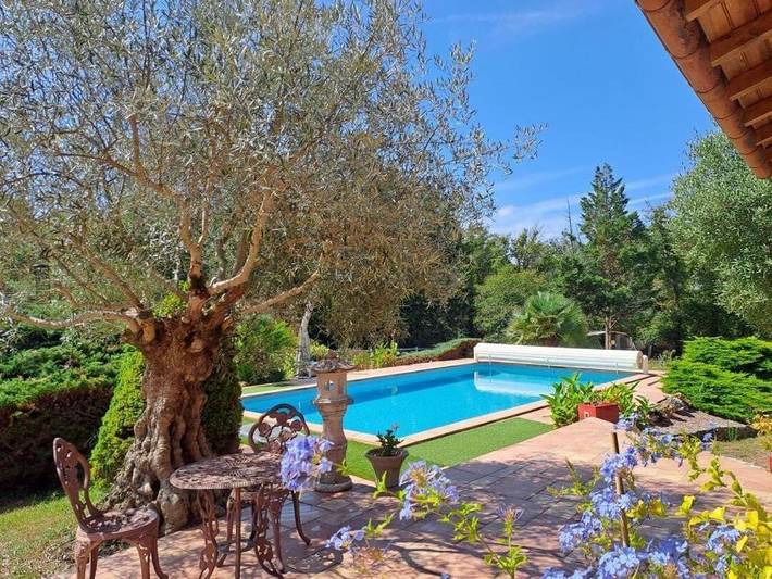 Location de vacances pour 4 personnes, avec terrasse ainsi que piscine et jardin à Saint-Aulaye