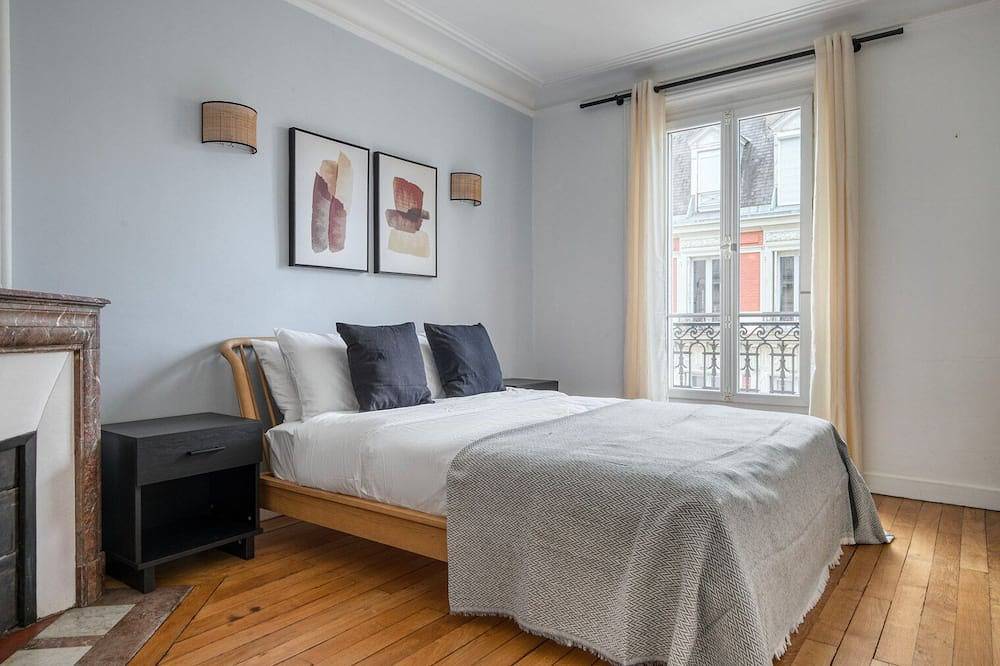 Entire apartment, Blueground | Anatole-France, family area, nr shops in Levallois-Perret, Hauts-de-Seine