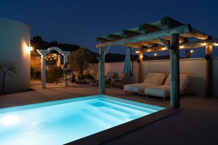 Location de vacances pour 2 personnes, avec Jacuzzi et Terrasse ainsi que Jardin et Piscine dans Babeau-Bouldoux