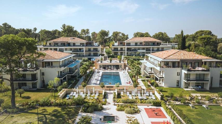 Appart’hôtel pour 6 personnes, avec vue ainsi que jardin et piscine, animaux acceptés - 1