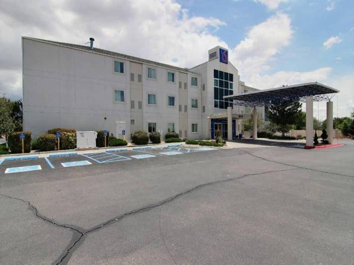 Apartamento entero, 1 cama tamaño queen | Ducha adaptada para personas con discapacidad in Albuquerque, Condado de Bernalillo