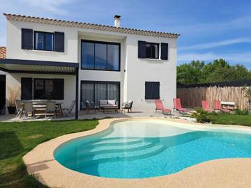 Location de vacances pour 8 personnes, avec terrasse et piscine à Fontvieille