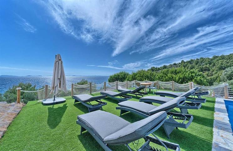 Ferienhaus für 14 Personen, mit Balkon und Balkon/Terrasse sowie Meerblick und Terrasse in Tisno