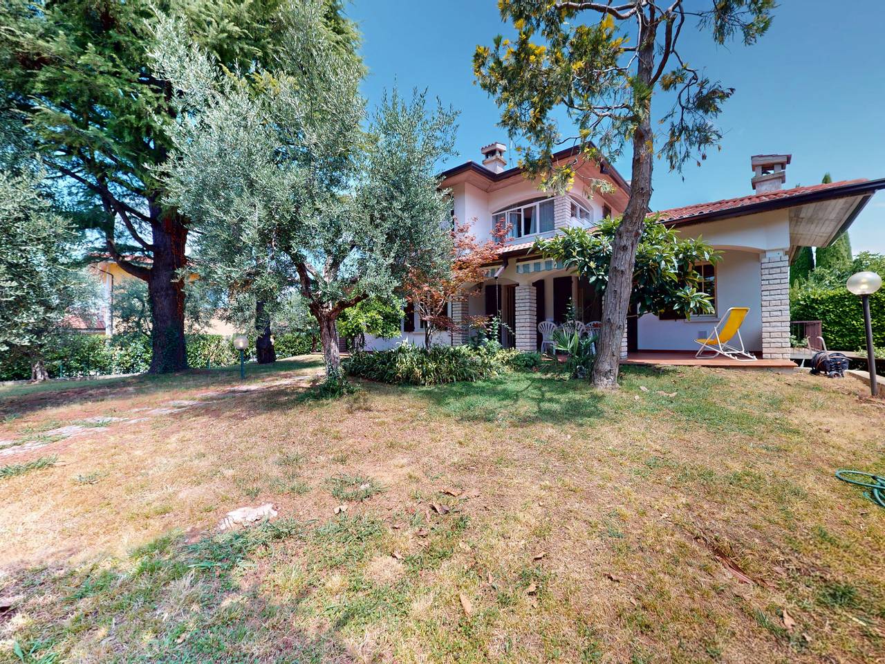 Villa Valentine 200 mt to the beach  by Bookinggar in Colombare, Sirmione