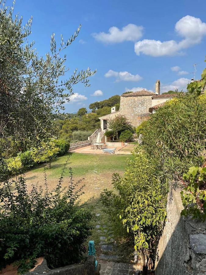 Location de vacances pour 2 personnes, avec vue ainsi que piscine et jardin à Saint-Paul-de-Vence - 2