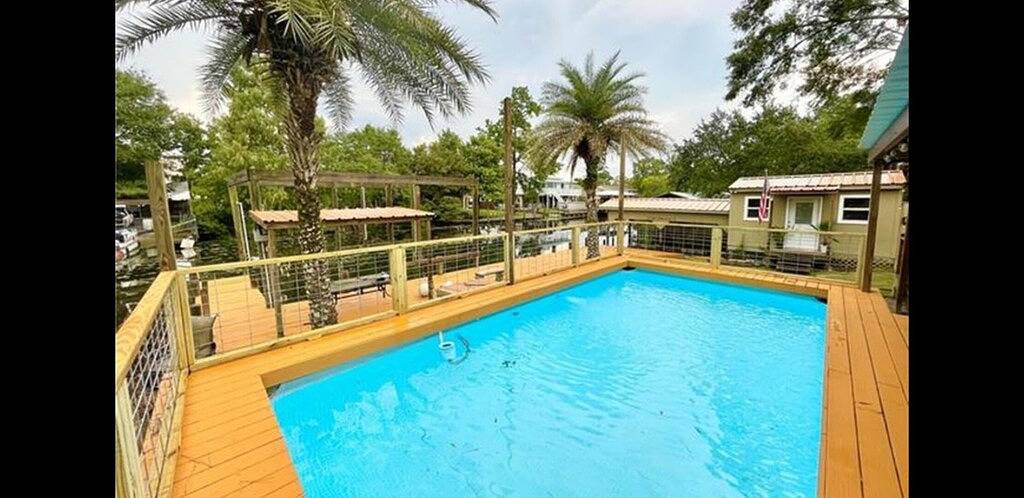 Waterfront 4 bedroom. Discount available for extended or monthly rentals! in Slidell, Lake Pontchartrain