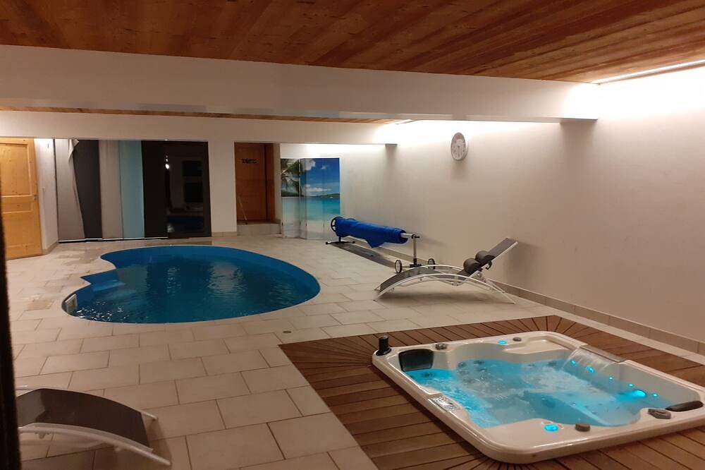 Appartement entier, Appartement rez de chaussée du chalet Cres avec piscine - jacuzzi in Serraval, Région d'Annecy