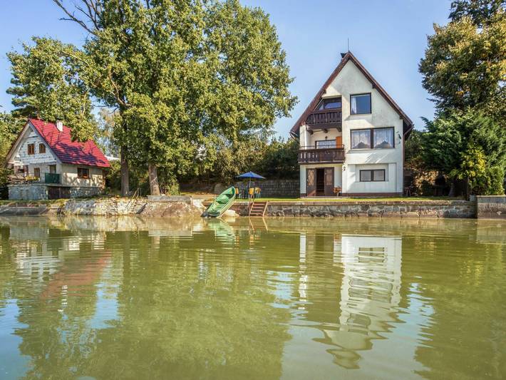 Ferienhaus für 6 Personen, mit Balkon und Terrasse sowie Garten und Seeblick in Žabovřesky