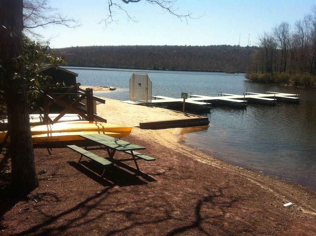 Ganze Wohnung, Auf der Suche nach einer längerfristigen Wintervermietung - Wunderschöne Aussicht am Seeufer / im Skigebiet in Hickory Run State Park
