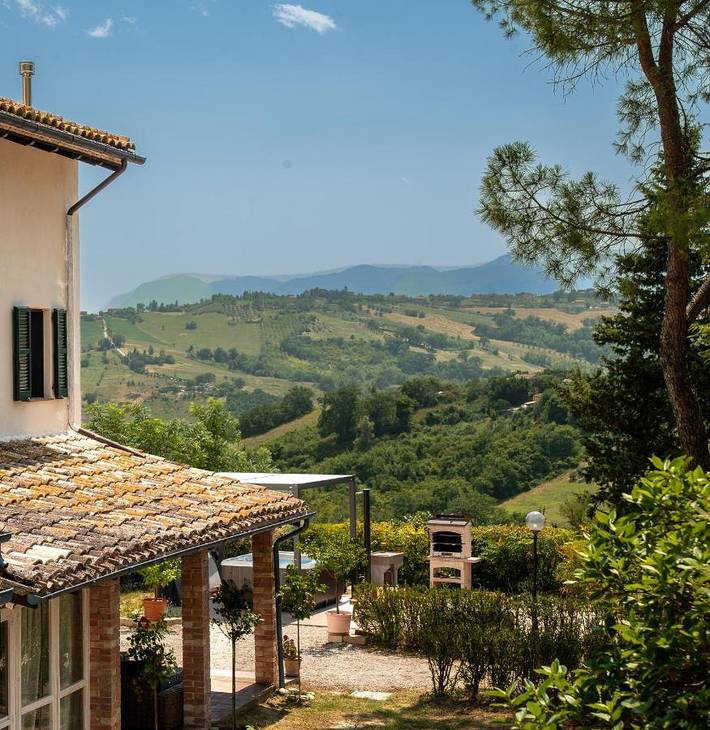 Location de vacances pour 6 personnes, avec Jacuzzi et Terrasse ainsi que Jardin et Sauna à Loro Piceno