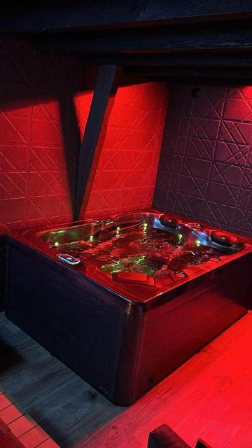 Villa pour 2 personnes, avec jacuzzi ainsi que sauna et terrasse, animaux acceptés dans Allier