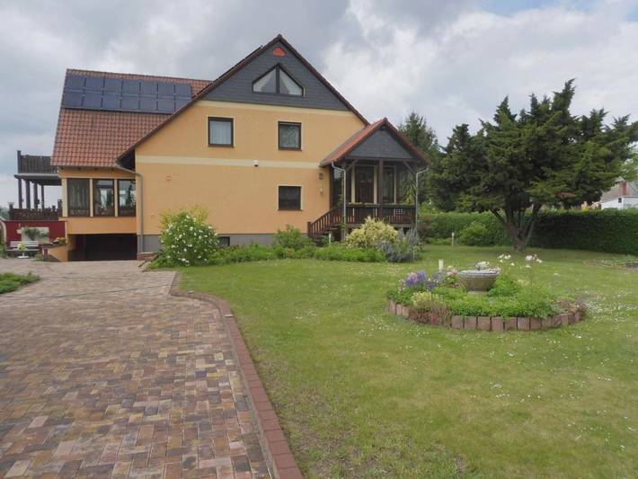 Ferienhaus für 4 Personen, mit Terrasse und Garten sowie Pool und Seeblick
