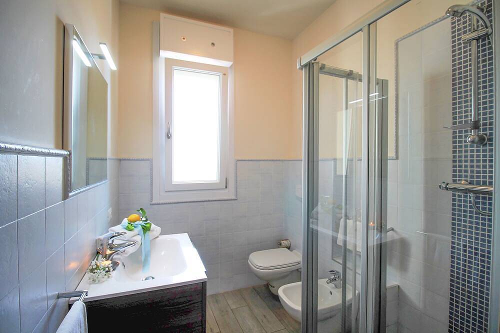 Entire apartment, Il Limone - 1 - Residence Felice - 14 accommodations 300 meters from the ma in Celle Ligure, Riviera di Ponente