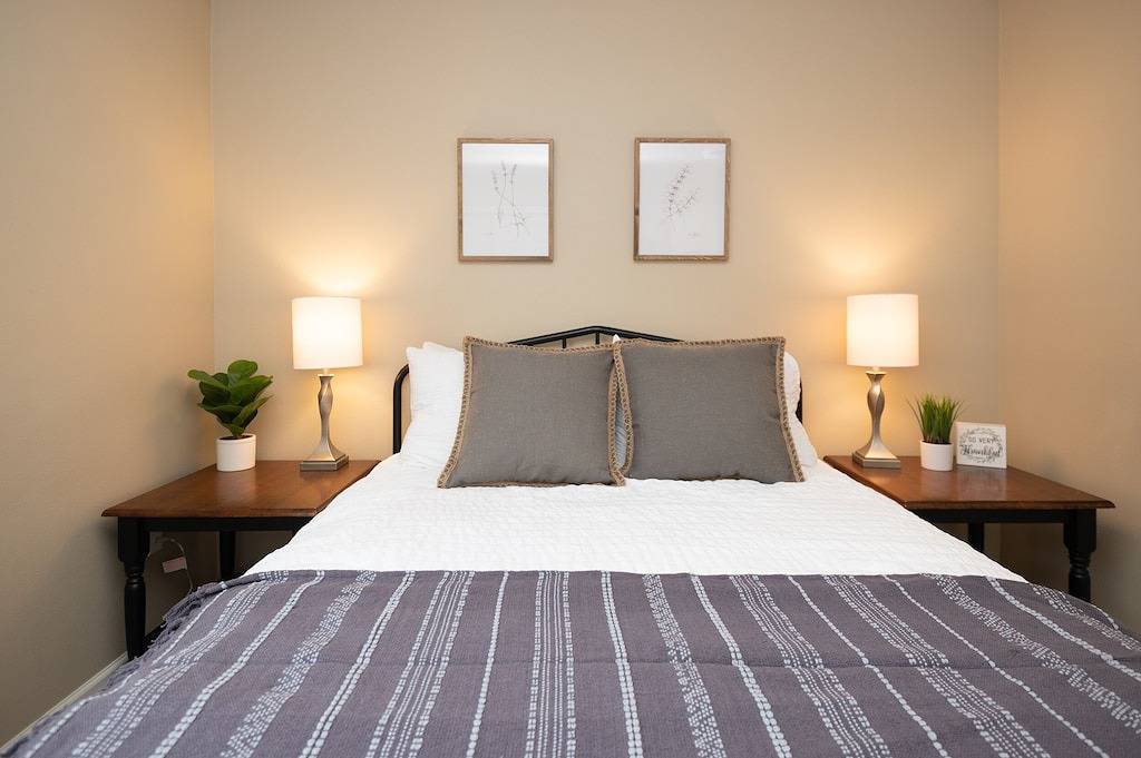 King bed - Pet Friendly - Jameson's Place in Bend, Mt. Bachelor