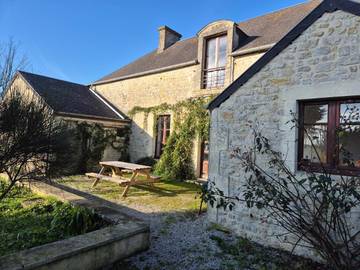 Gîte pour 13 personnes, avec terrasse et jardin à Longueville