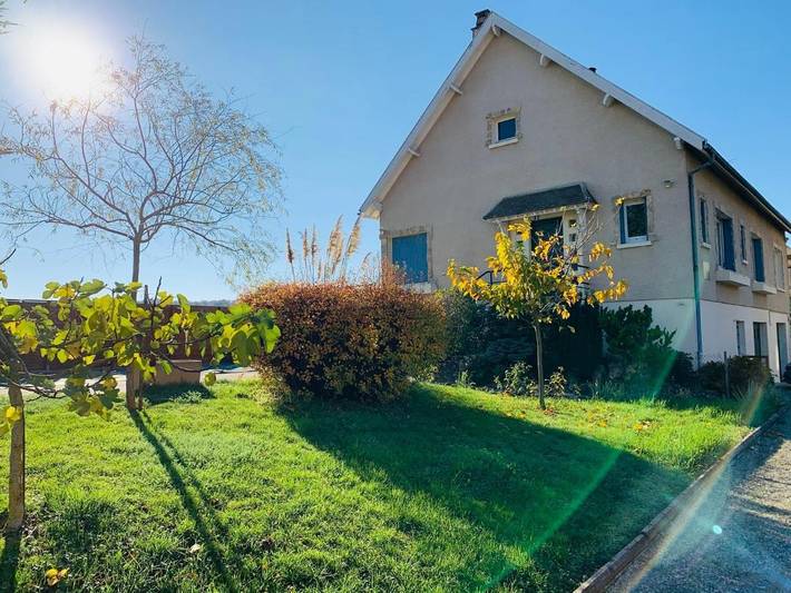 Location de vacances pour 9 personnes, avec Balcon et Terrasse ainsi que Jardin et Piscine à Cramant
