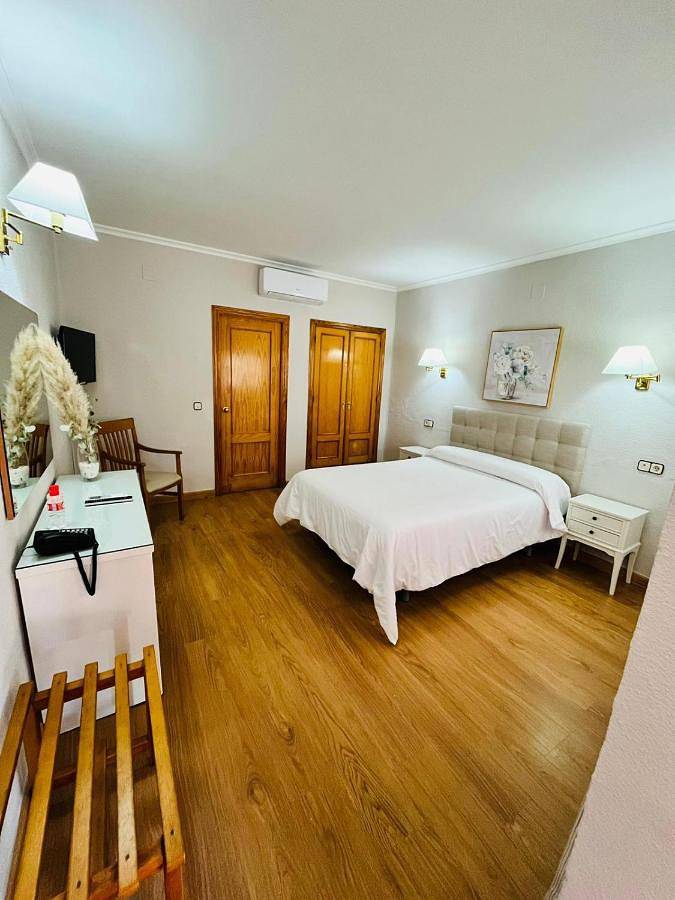 Hôtel pour 3 personnes, avec Terrasse ainsi que Jardin et Vue à Bailén