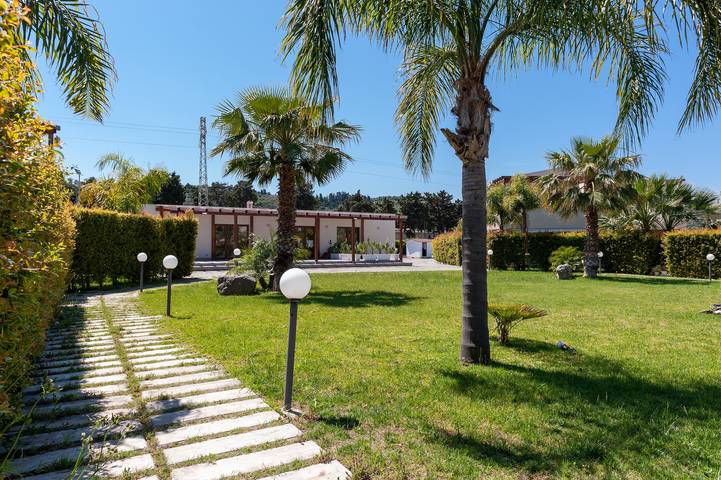 Apartamento entero, Apartamento "Barrio Blanco" con piscina compartida y terraza privada in Spiaggia di Campofelice di Roccella (Campofelice di Roccella), Campofelice di Roccella