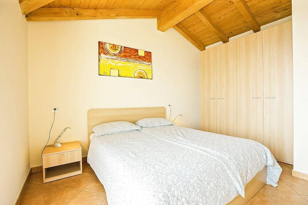 Detached 3-room house in Ticino rustic style with dream lake view in Viggiona, Trarego Viggiona