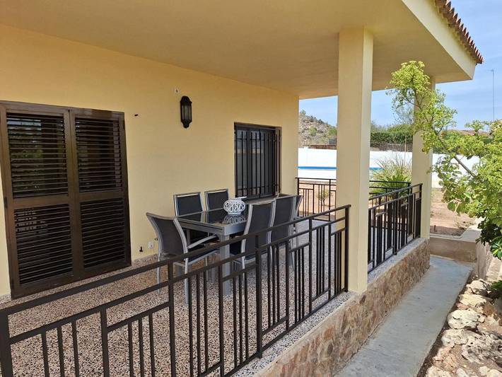 Chalet para 6 personas, con balcón además de piscina y vistas en Campo de Turia - 2