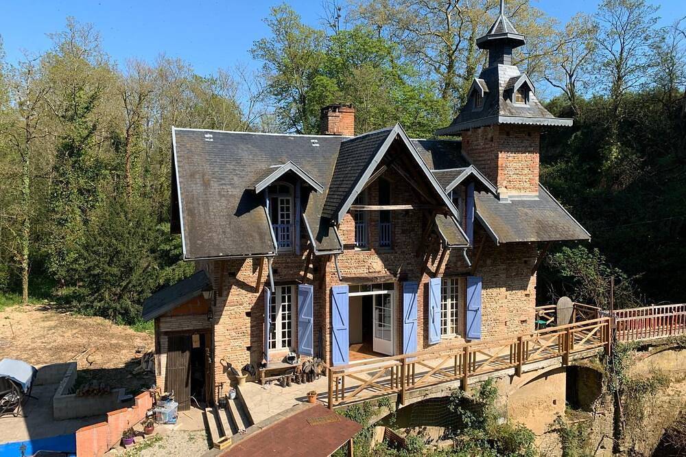 Mouline in a green setting and private swimming pool not overlooked in Lisle-sur-Tarn, Albi region