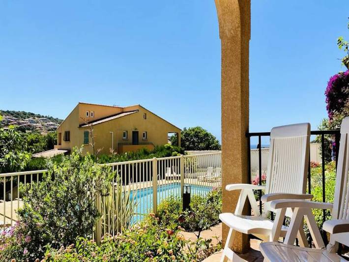 Location de vacances pour 4 personnes, avec piscine et jardin, adapté aux familles à Propriano