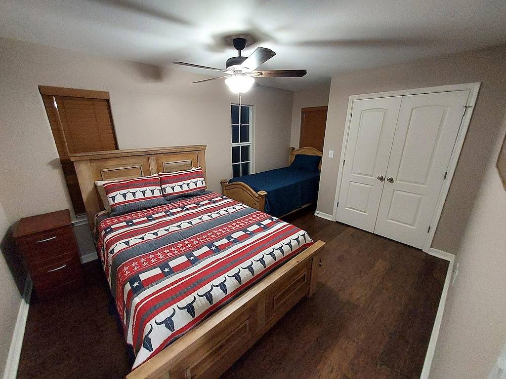 Great get a way--8 acres and pond, firepit peace and quiet in Sam Rayburn Reservoir