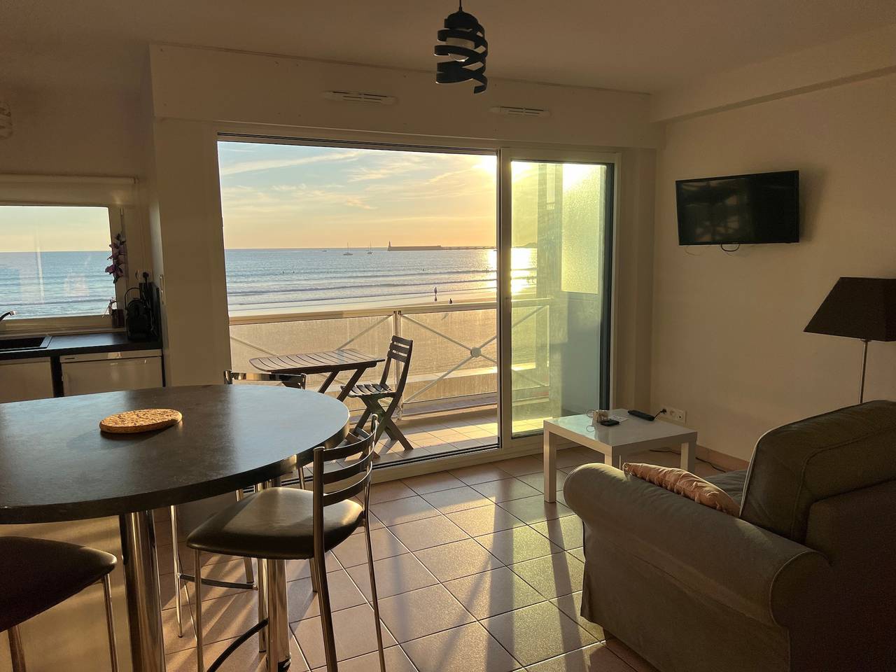 Studio entier, Studio 'Le First Vue Mer' avec vue sur mer et balcon in Les Sables-d'Olonne, Vendée